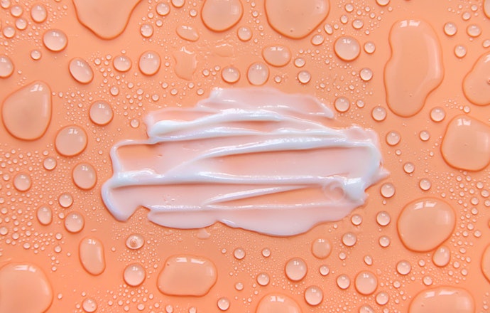 Kulit berminyak: Pilih sunscreen gel dengan tambahan niacinamide