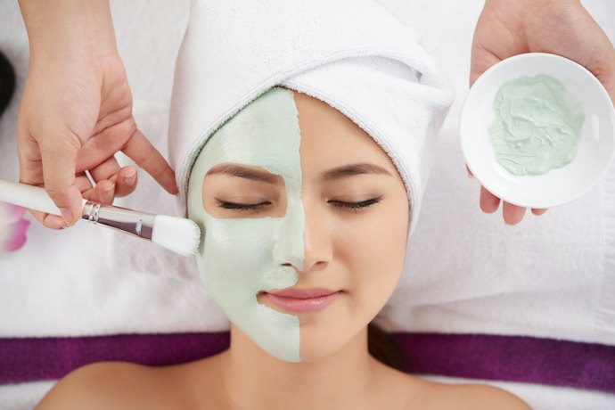 Namun, jika kulit Anda sangat berminyak, pertimbangkan clay mask dengan kombinasi eksfolian kimia