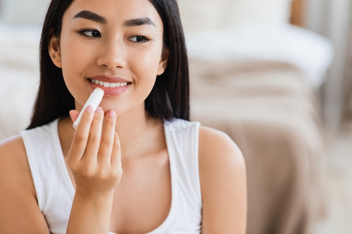 Bila bibir sudah dalam fase mengelupas, oleskan lip balm terlebih dahulu untuk memberikan perlindungan ekstra pada bibir Anda