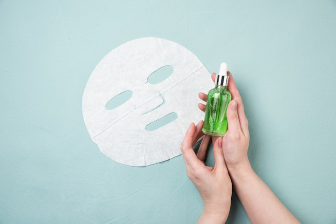 Jika kulit berjerawat: Utamakan kombinasi bahan anti-acne seperti tea tree oil dan salicylic acid dengan soothing agent