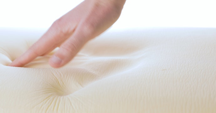 Memory foam: Mengikuti lekuk tubuh saat dipakai
