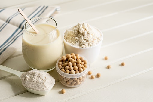 Namun, jika si kecil didiangonis tidak bisa memproduksi enzim laktase, pilih susu soya