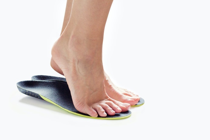 Bagian insole, idealnya sesuai dengan bentuk telapak kaki