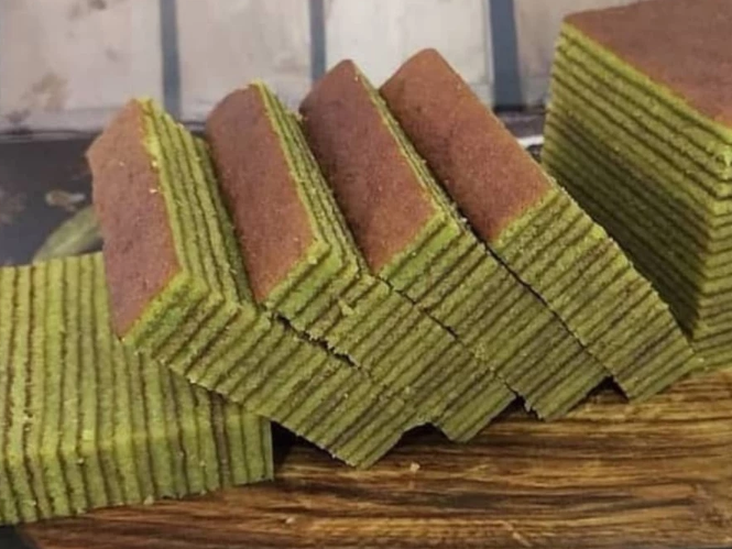 Lapis legit pandan, warna hijaunya cerah dengan aroma wangi