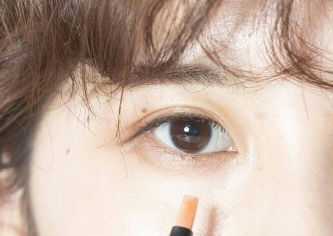 Concealer warna aprikot, peach, orange, atau pink: Cocok untuk kantong mata kebiruan/kehijauan