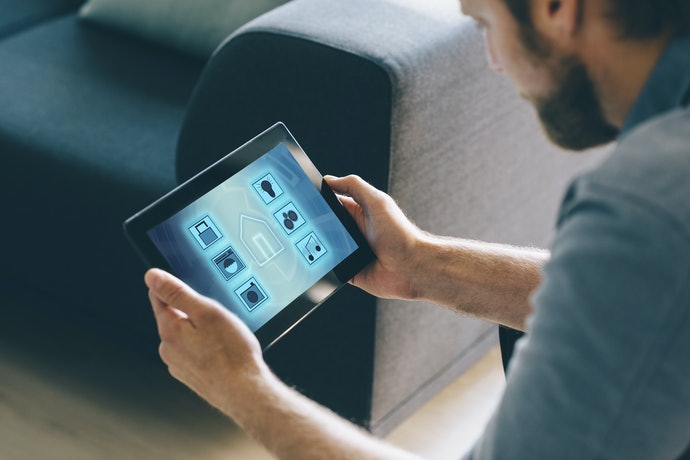 Fitur layar sentuh dan remote: Lebih praktis saat digunakan