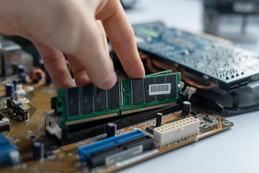 RAM, membantu laptop agar tidak lag saat bekerja