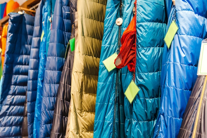Fill weight 350 gram ke atas: Sleeping bag bulu angsa yang tebal sehingga lebih empuk
