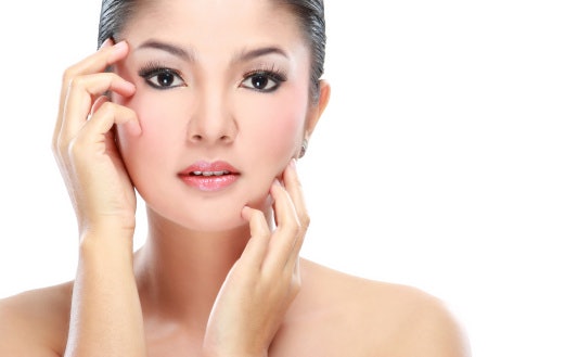 Bila Anda ingin memakai lip tint untuk ke acara penting, cari produk dengan finishing glossy