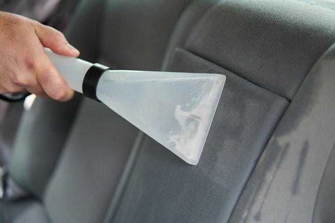Dengan vacuum cleaner wet and dry, Anda juga bisa membersihkan tumpahan makanan serta minuman di mobil dan di rumah