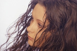 Wet hair mousse: Menampilkan efek wet look