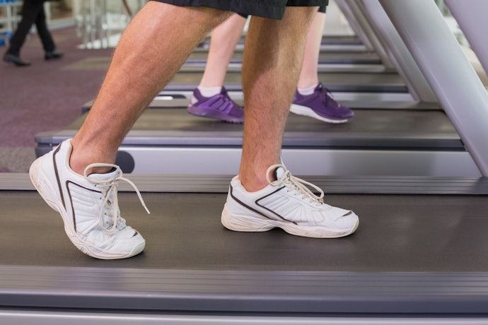 Untuk lari di treadmill, cari sepatu running dengan kecepatan yang sesuai
