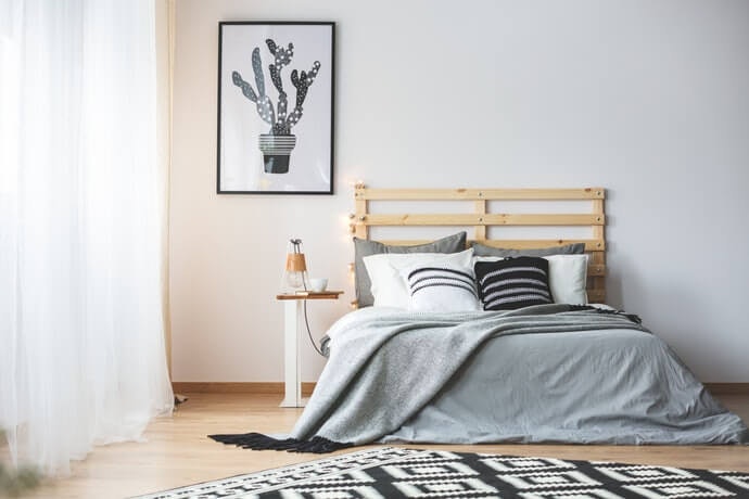 Tempat tidur yang sesuai dengan ukuran ruangan