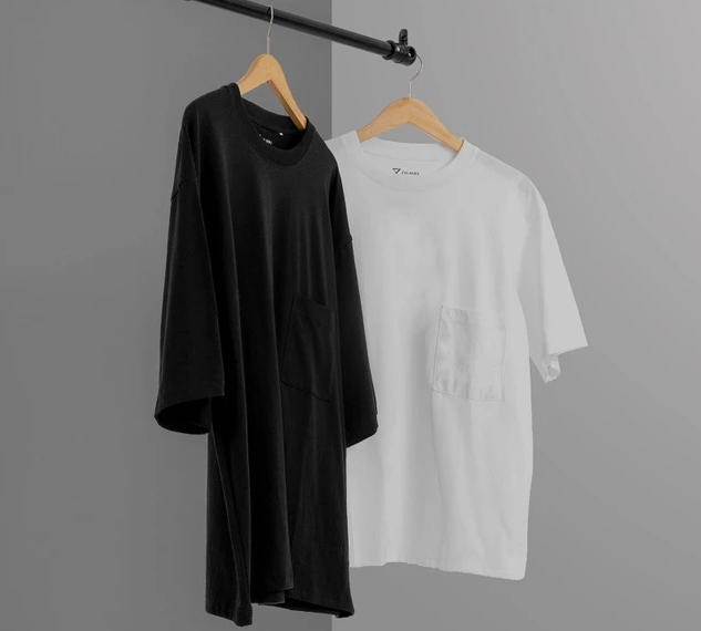 Kaos polos warna hitam dan putih, cocok untuk tampilan netral dan timeless