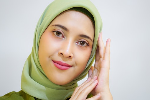 Jika Anda ingin terlihat natural untuk pemakaian sehari-hari, pilih lip tint dengan finishing matte