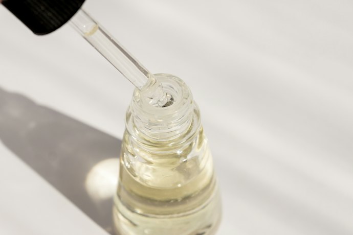 Jika kulit tidak sensitif, prioritaskan serum yang mengandung AHA <8%