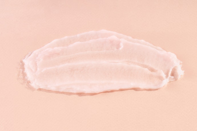 Namun, jika bibir kering disertai pecah-pecah, cari lip balm dengan ceramide dan pelembap oklusif