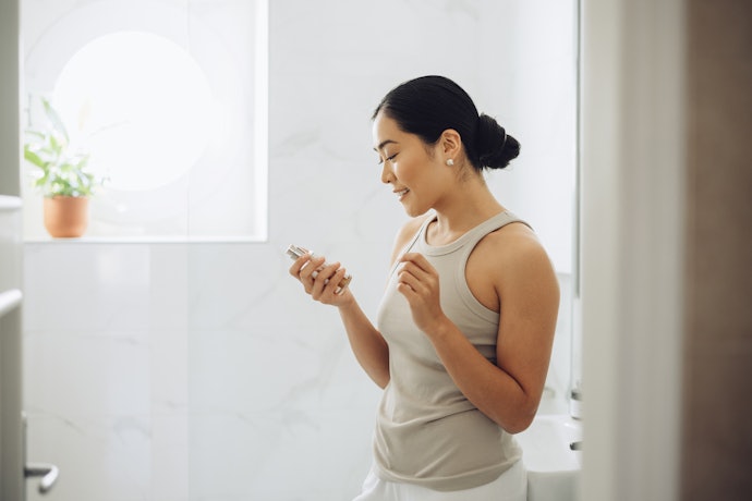 Cek adanya kandungan soothing agent untuk meredakan iritasi pada kulit sensitif