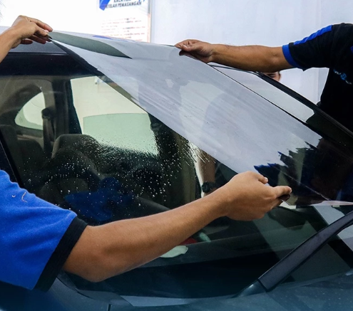 Perhatikan persentase minimal Visible Light Transmission: 70% untuk kaca depan, 40% untuk kaca samping, dan 20% untuk kaca belakang