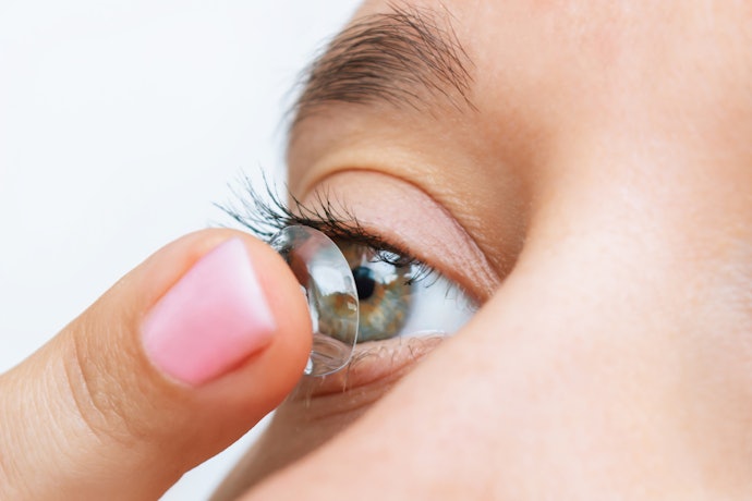 Untuk mata minus 4-6, pilih softlens yang ukurannya 0,25 lebih kecil dari besaran minusnya