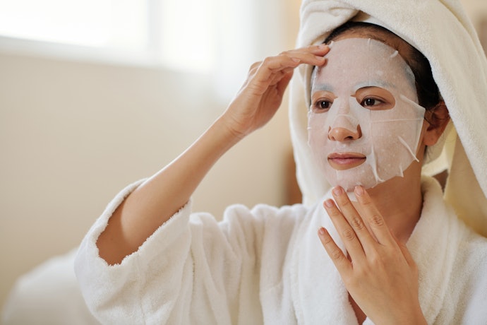 Gunakan sheet mask karena penyerapan bahan aktifnya lebih maksimal