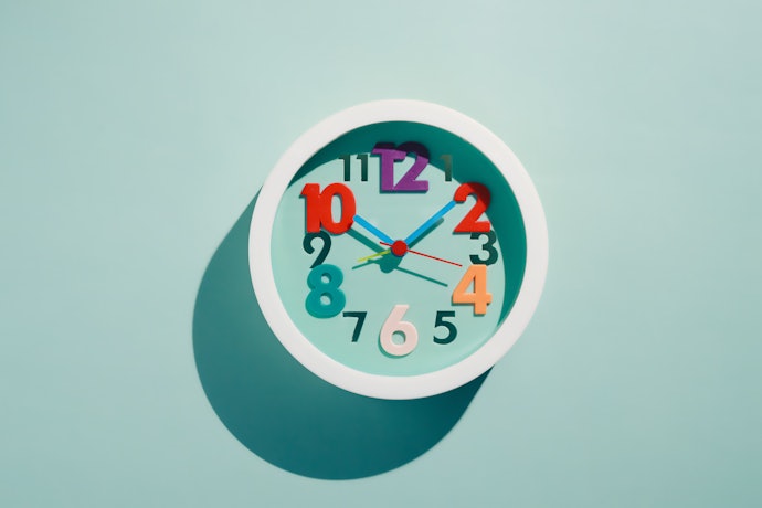 Untuk kamar anak, pilih desain jam dinding kartun dengan warna-warna cerah