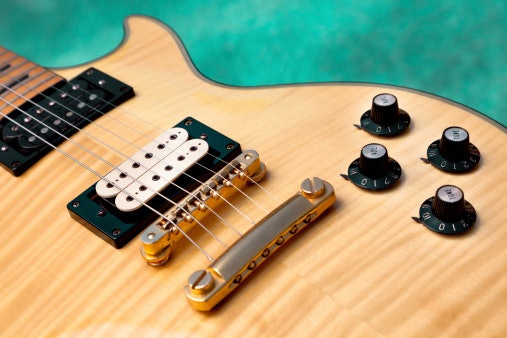 Humbucker, mengeluarkan nada tinggi dengan distorsi gahar