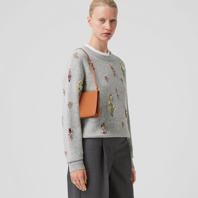 Shoulder bag, mendukung baik gaya kasual maupun semiformal