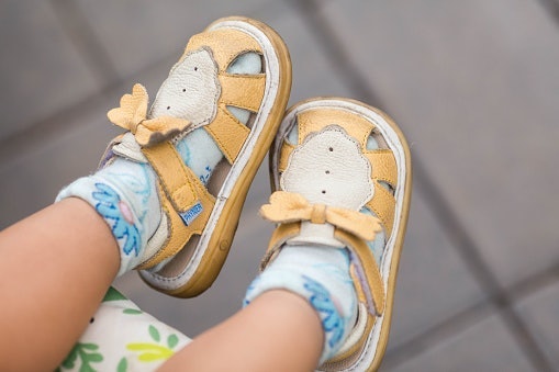 Sandal berbobot ringan, tidak menghalangi langkah si kecil dalam melangkah