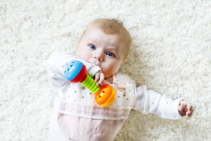 Stick, mudah digenggam oleh tangan mungil bayi