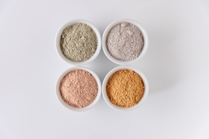 Untuk jenis kulit kering, sensitif, dan kombinasi, pilih clay mask dengan kandungan kaolin