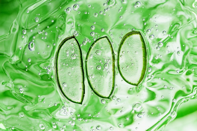 Jika dibarengi jerawat: Pilih sunscreen gel dengan Aloe vera atau Centella asiatica