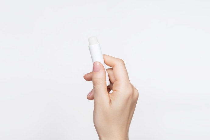 Namun, jika kulit bibir sampai pecah-pecah, utamakan yang mengandung ceramide, petrolatum, atau shea butter