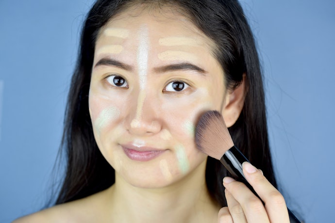 Apabila kulit Anda kering, dapatkan foundation dengan hasil akhir dewy atau glowing