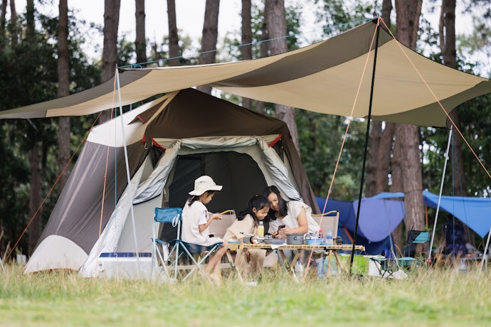 Tenda ridge, atapnya tinggi dan cocok untuk glamping dengan keluarga