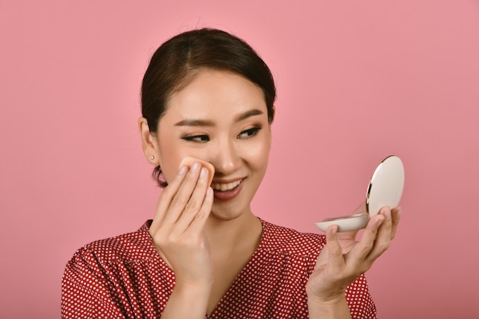 Untuk kulit kombinasi atau normal, cari foundation dengan hasil akhir natural matte, silk velvet matte, atau natural radiant finish