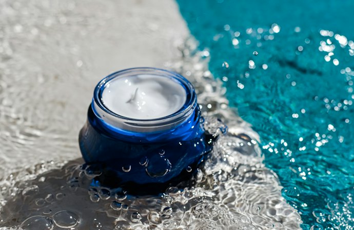 Jika kulit Anda kering, pastikan skincare mengandung pelembap hyaluronic acid dan ceramide