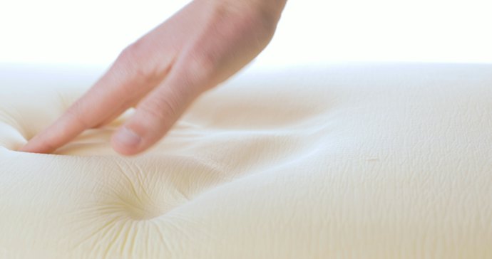 Memory foam: Mengikuti lekuk tubuh saat dipakai