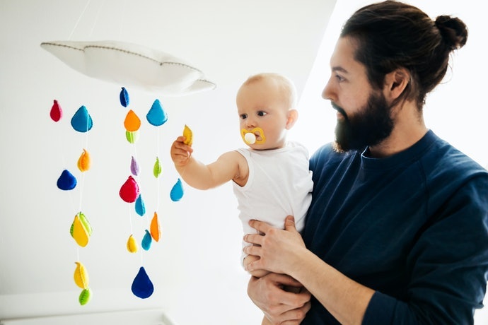 Mainan gantung berwarna-warni dan berkilau, bisa membuat bayi tertarik