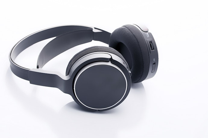 Closed-back headset, mendengarkan musik tanpa distraksi suara sekitar