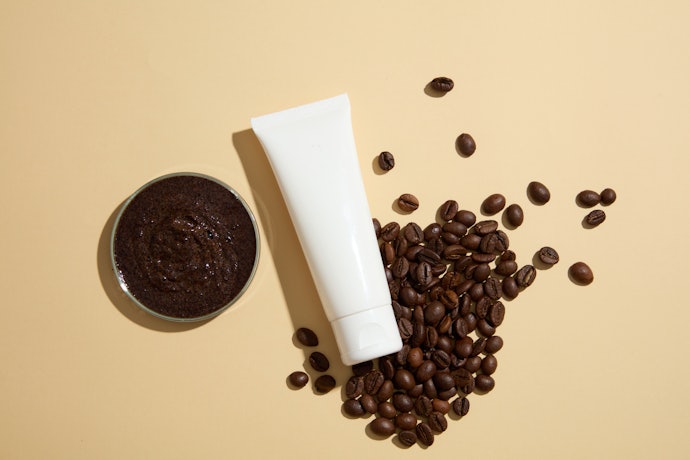 Untuk mata panda akibat gaya hidup: Utamakan eye cream yang mengandung caffeine
