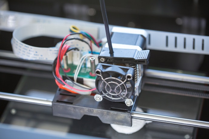 Jika printer FDM digunakan untuk jangka panjang, cari yang dibekali double gear extruder