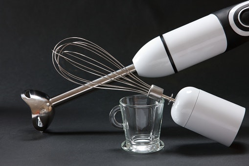 Jika ingin membuat kue untuk anak-anak, cari yang memiliki pengaduk whisk, frother, sekaligus spiral