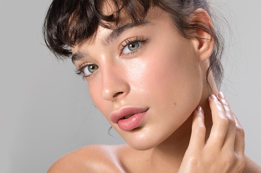 Hasil akhir dewy dan glowing: Membuat wajah cerah berkilau pada kulit normal hingga kering
