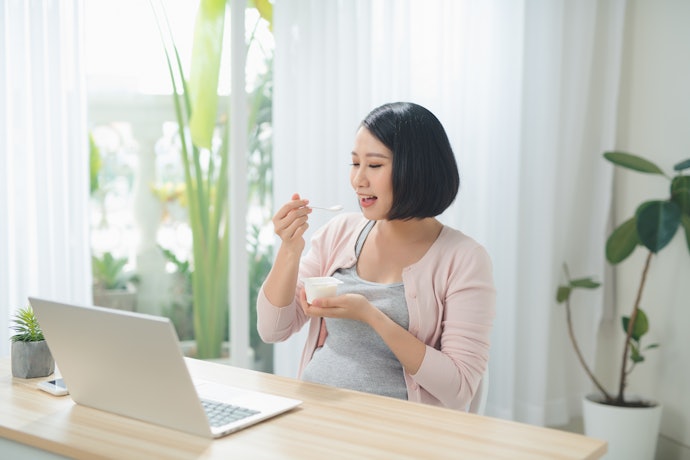 Bila kurang suka dengan rasa yogurt yang cenderung asam, Anda bisa memilih yogurt dengan tambahan gula asalkan tidak lebih dari 22,5 gram per sajian