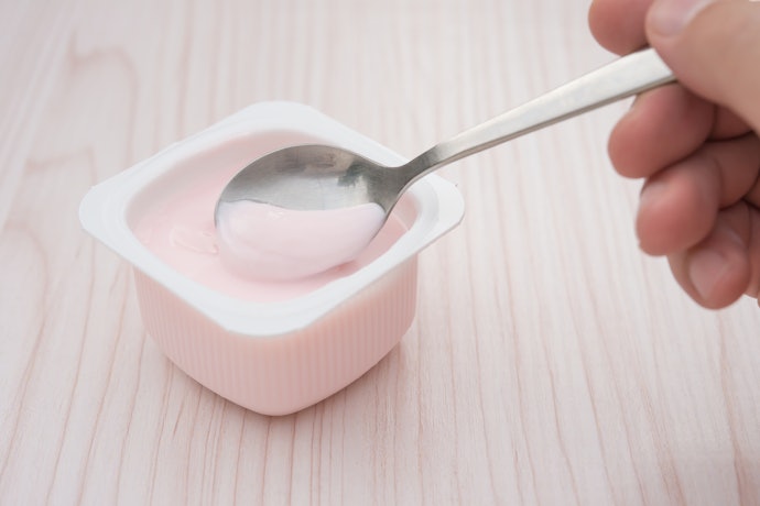 Jika lambung Anda sensitif terhadap rasa asam, carilah yoghurt tanpa klaim 'plain'