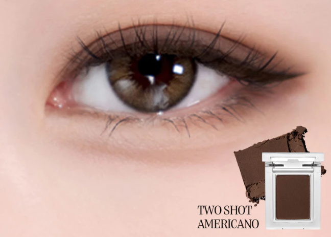 Untuk mendapatkan tampilan bold, aplikasikan eyeshadow warna cokelat gelap atau hitam