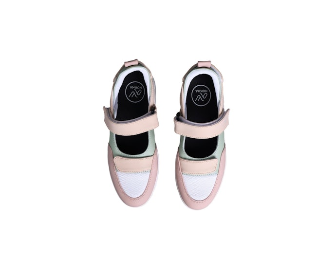 Slip on, praktis digunakan tanpa tali