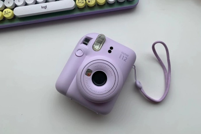 Bila ingin gaya yang lebih retro, Instax mini analog seperti Mini 12 dan Mini 40 dapat dicek