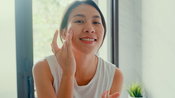 Untuk mencerahkan kulit yang terlihat kusam, pastikan juga keberadaan bahan eksfolian, seperti AHA, BHA, atau PHA